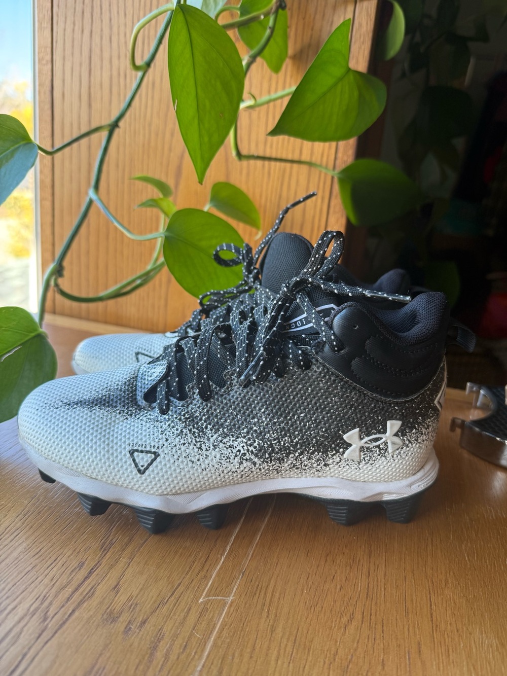 Under Armour Youth Size 1 Football Cleats Black and white